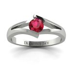 Ponadczasowa forma - Pierścionek zaręczynowy z rubinem 0,49 ct, białe złoto, 585