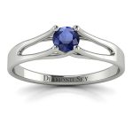 Nowoczesna linia - Pierścionek zaręczynowy Diamond Sky, białe złoto, szafir cejloński