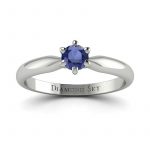 Elegancki minimalizm - Klasyczny pierścionek Diamond Sky, białe złoto, szafir