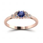 Piękno ukryte w naturze - Pierścionek Diamond Sky, różowe złoto, szafir 0,25 ct