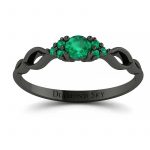 Fantazja formy - Pierścionek zaręczynowy Diamond Sky, czarne złoto, szmaragdy 0,24 ct