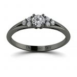 Wytworna elegancja - Pierścionek Diamond Sky zaręczynowy z czarnego złota z diamentami Vs2/G