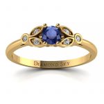 Piękno ukryte w naturze - Pierścionek Diamond Sky, żółte złoto, szafir, diamenty