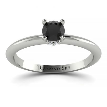 Flirt z klasyką - Pierścionek zaręczynowy z białego złota z czarnym diamentem oraz diamentami