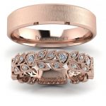 Naturalne piękno - Obrączki ślubne Diamond Sky z różowego złota z brylantami - mat w poprzek