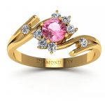 Kwiat piękna - Pierścionek zaręczynowy Diamond Sky z żółtego złota z różowym szafirem oraz diamentami