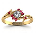 Kwiat piękna - Pierścionek zaręczynowy Diamond Sky z żółtego złota z diamentem oraz rubinami