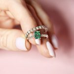 The Magic Of Love – Pierścionek zaręczynowy z białego złota ze szmaragdem i brylantami_3