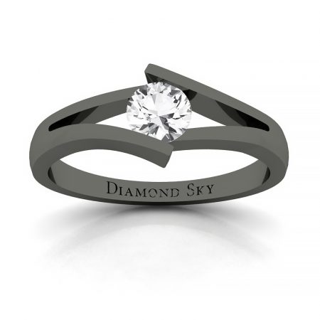 Ponadczasowa forma - Pierścionek Diamond Sky, czarne złoto, biały szafir