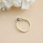Klasyczny-pierścionek-z-żółtego-i-białego-złota-z-diamentem-0.44ct-Diamentowy-urok