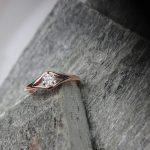 Pierścionek-Diamond-Sky-różowe-złoto-diament-0,3-ct-Nowoczesna forma