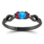 Fantazja formy - Pierścionek zaręczynowy Diamond Sky, czarne złoto, topaz, rubiny i białe szafiry