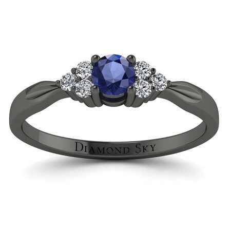 Kryształowa Rosa – pierścionek zaręczynowy z czarnego złota z szafirem i diamentami