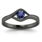 Diamentowy świt - Pierścionek zaręczynowy z czarnego złota z szafirem 0,20 ct