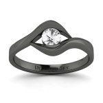 Diamentowy świt - Pierścionek zaręczynowy z czarnego złota z białym szafirem 0,25 ct
